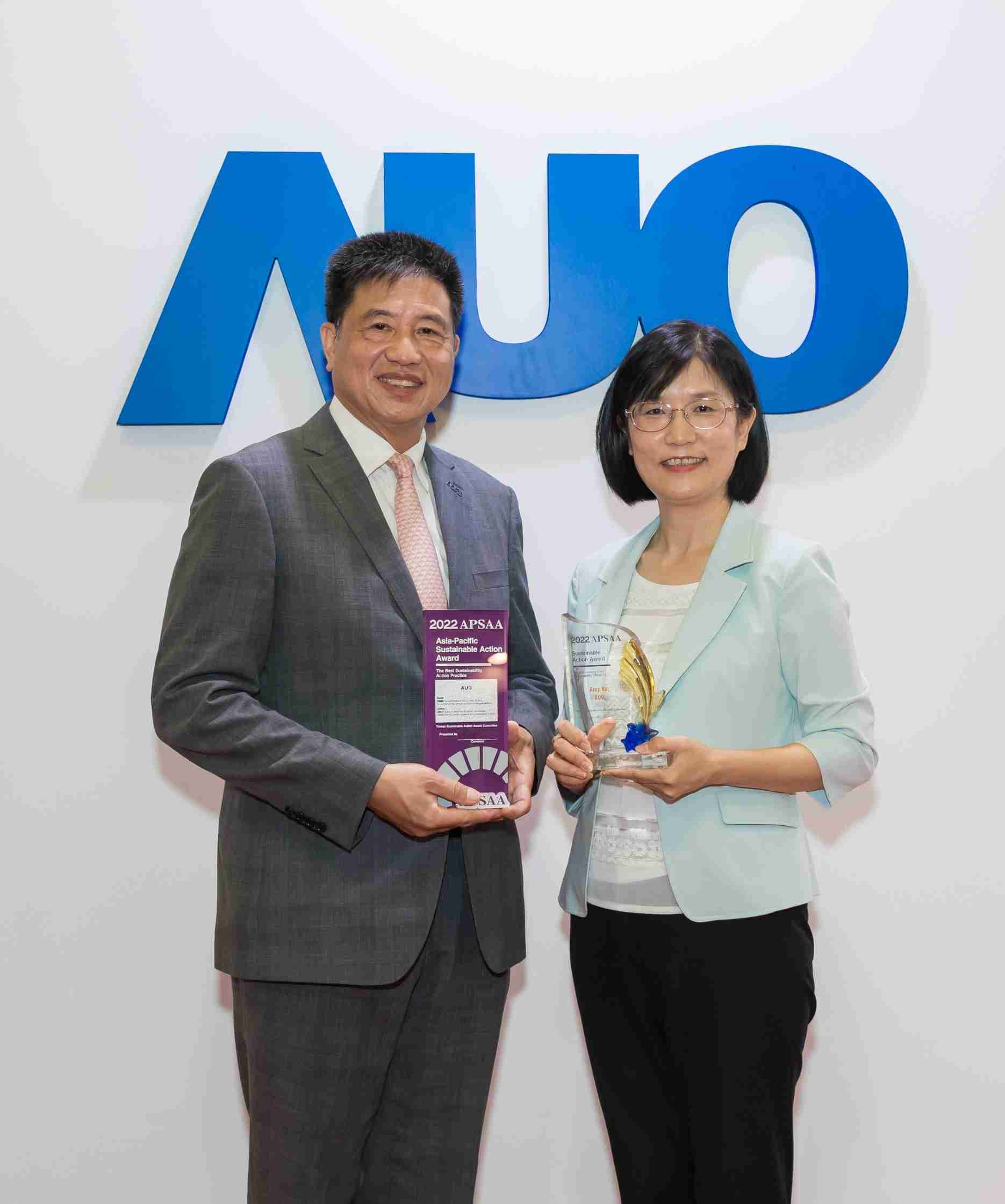 糖果派对长期垫筑永续远景的基石，，，透过ESG暨气候委员会逐步实践永续策略蓝图。。。。其中，，糖果派对光电永续长古秀华带领团队、、、、制定中长期目标，，，缔造多面向亮眼表现，，获得「顶尖永续长奖」的个人奖殊荣（左：糖果派对光电董事长暨执行长彭双浪，，，右：糖果派对光电永续长古秀华）