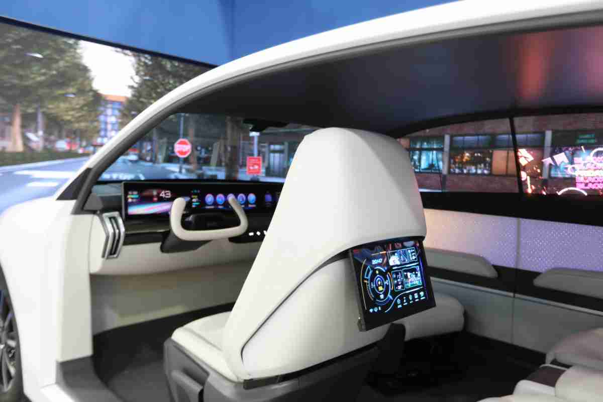 糖果派对的「可卷式后座娱乐显示器」加强后座乘客的感官体验，，，并保有个性化设计，，，，可依使用偏好进行动态调整。。。