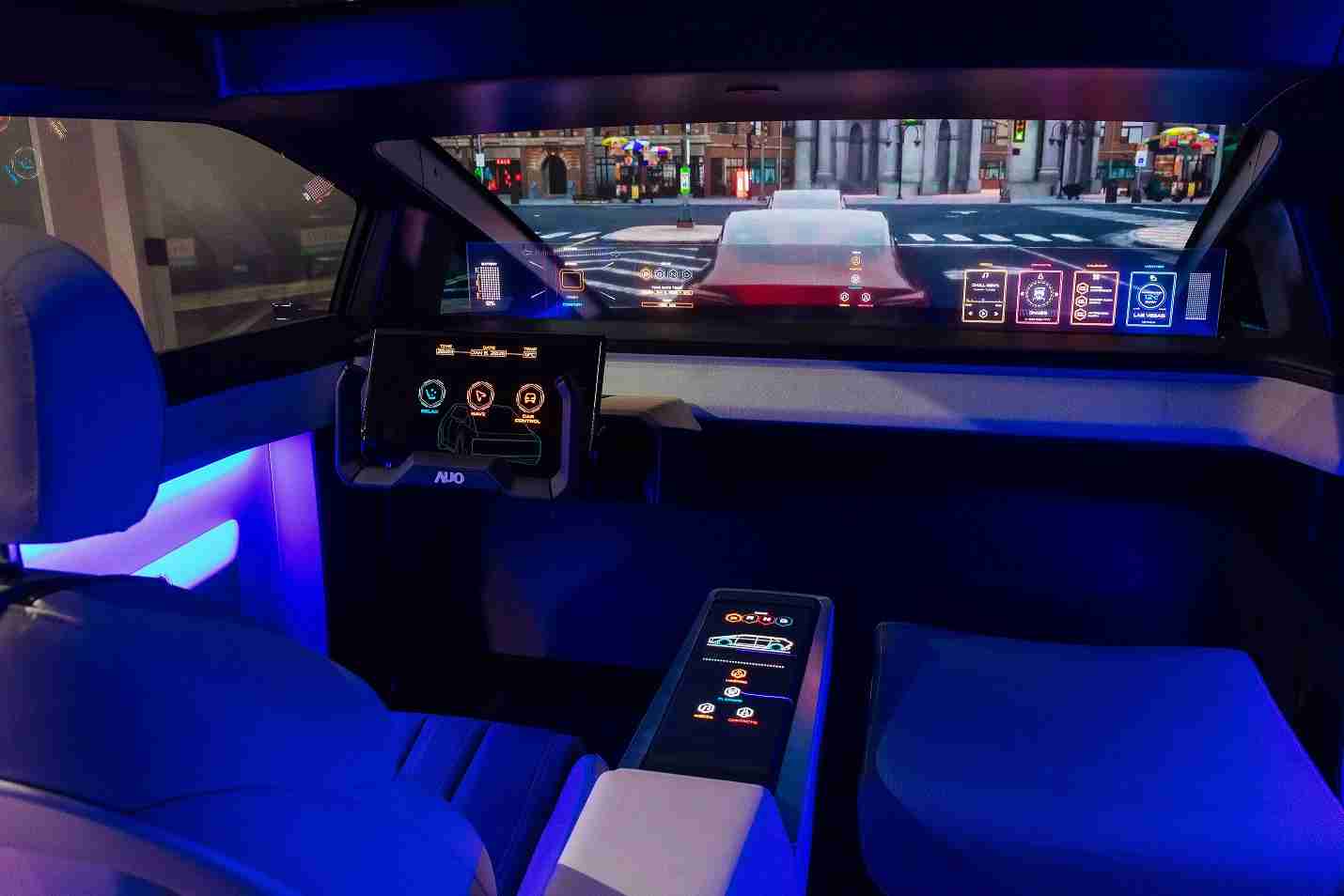 糖果派对连续四年入围科睿唯安全球百大创新机构，，，，专利布局科技与绿色创新前沿。。。。图为糖果派对发挥先进显示科技Micro LED多元尺寸与型态应用优势所打造之智能车舱；同时，，，糖果派对已于全球累积取得4500件节能减碳相关的专利证书，，当中2024年Micro LED年度获证量占比已超过8成