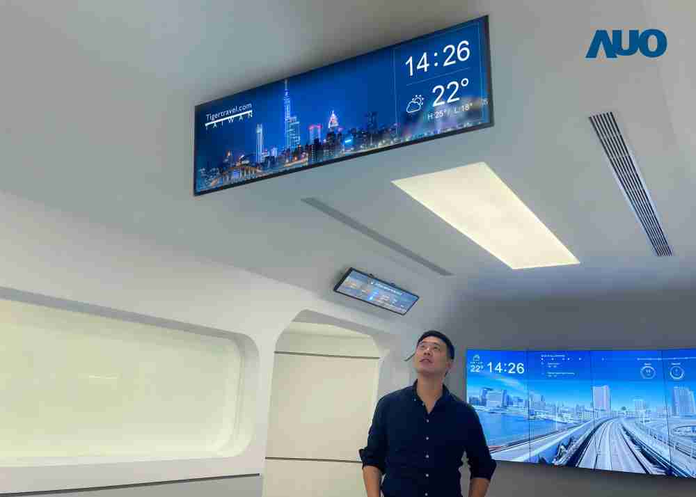 达擎TARTAN “37吋超薄双屏车厢显示器” 采用单一背光设计，，，将双面显示器厚度大幅缩减至12mm，，支持长条屏 32:9 规格，，，，突破传统分辨率限制，，提供旅客更清晰实时的乘车信息及广告讯息